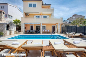 Vacation house with heated swimming pool close to the beach-Bobanac